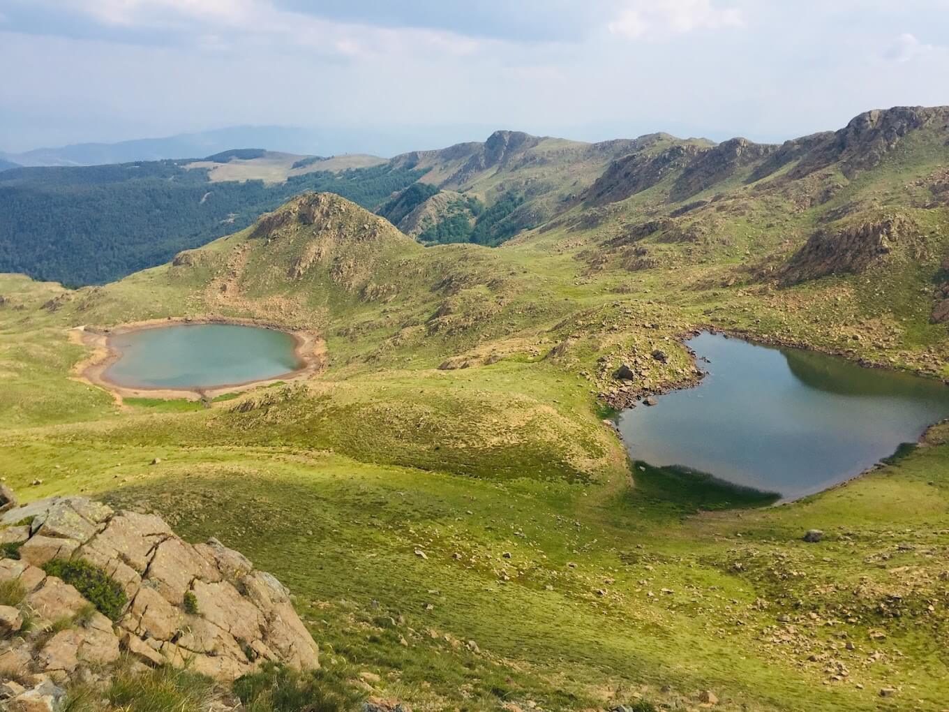 Los lagos Rajca son una maravilla natural en Albania, con un encantador paisaje alpino rico en importancia científica y cultural. 